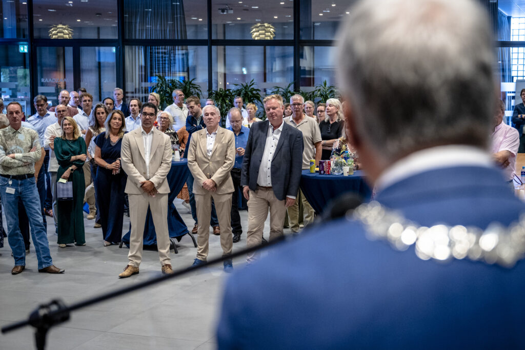 Afscheidsreceptie voor vertrekkend wethouders, erepenningen voor Van Woudenberg en Wilson
