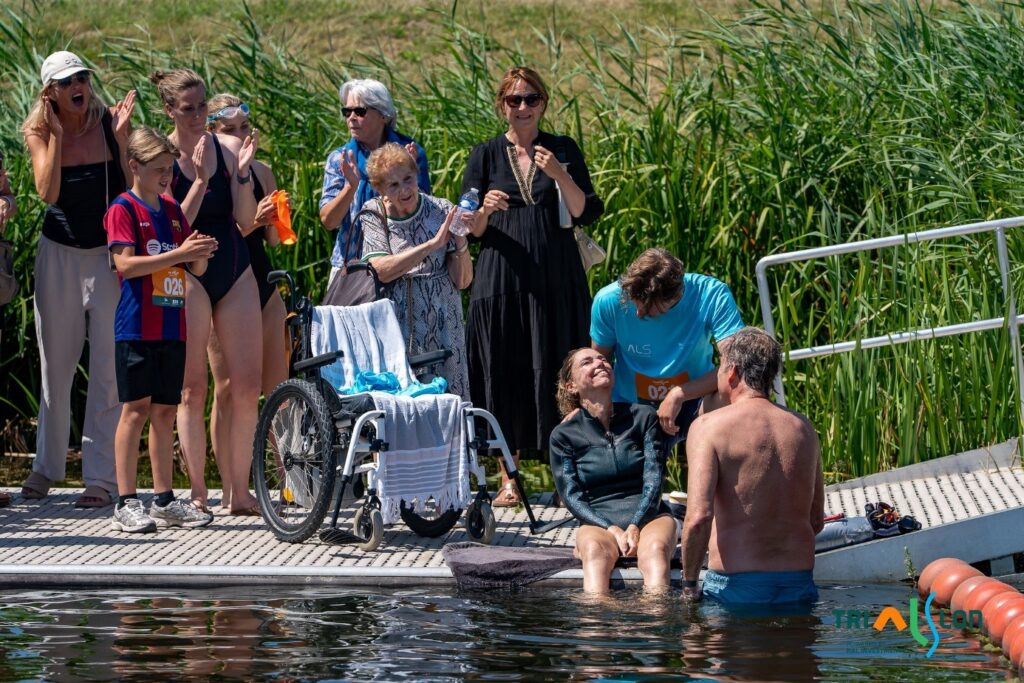Lucille wordt binnen gehaald nadat de 500 meter zwemmen volbracht zijn. Foto: Jeannet Koomans - Joris Aben