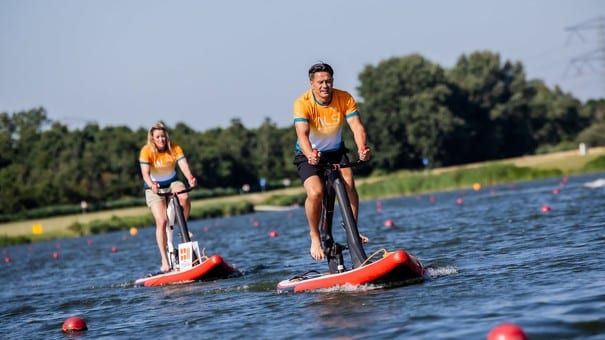 Waterfietsen was iconische onderdeel. Hier Michael Mols op kop - Foto: Joris Aben