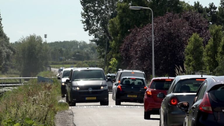 Bewoners Middelweg eisen aanpak verkeersoverlast