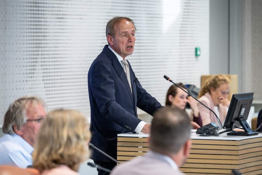Coalitiepartijen presenteren coalitieakkoord, oppositie mist duidelijkheid