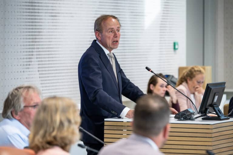 Coalitiepartijen presenteren coalitieakkoord, oppositie mist duidelijkheid