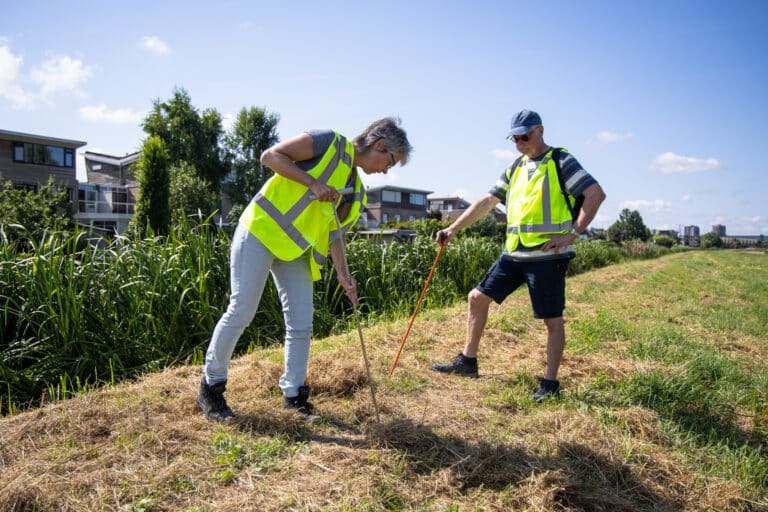 dijkwachten controleren de dijken op mogelijke schades door de aanhoudende droogte