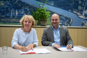 De wethouder en hoogheemraad ondertekenen de bestuurlijke overeenkomst over de waterhuishouding van Cortelande