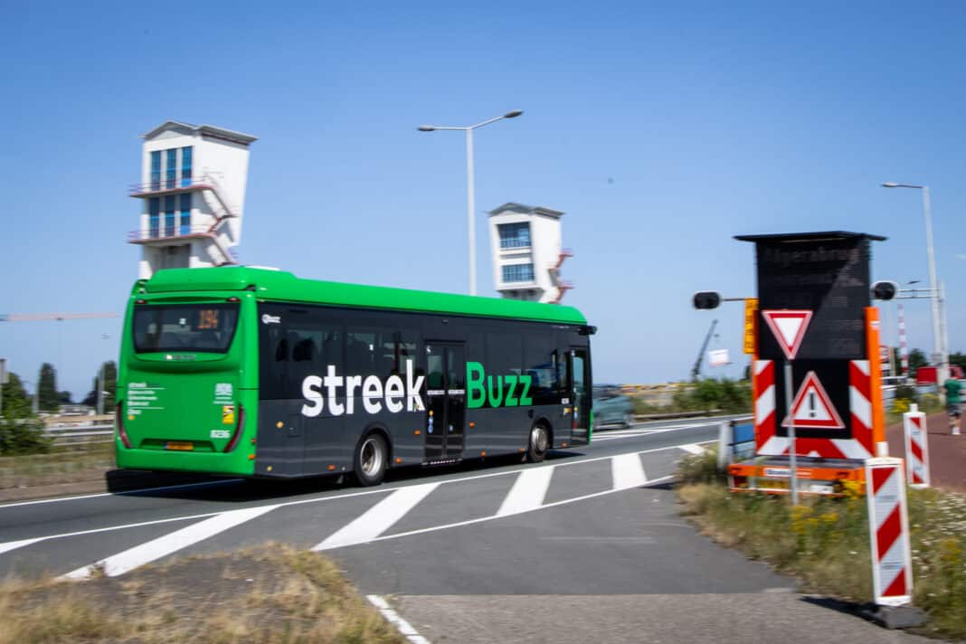 Een bus rijdt over de Algerabrug (N210)