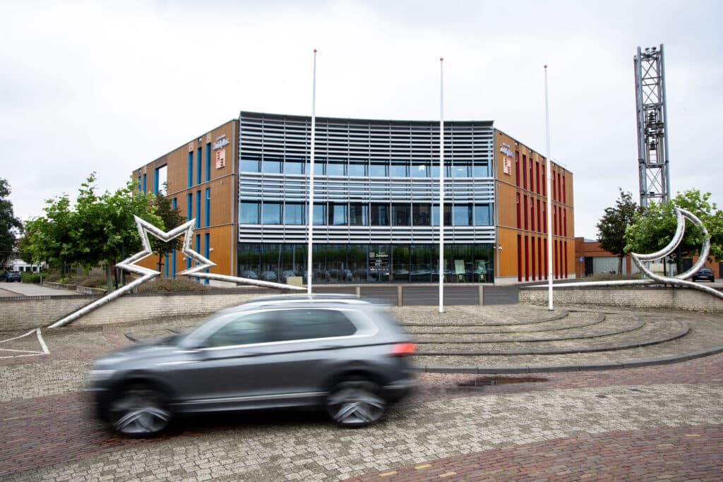Nieuwerkerker (46) scheurt over Raadhuisplein en dreigt auto in brand te steken