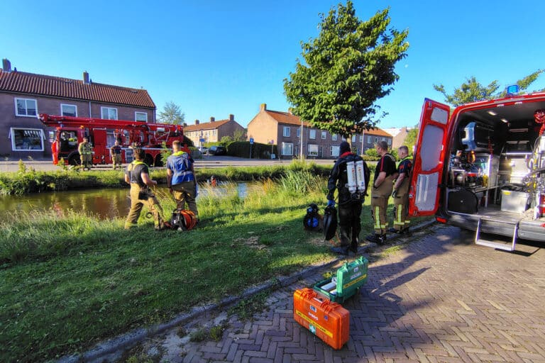 Brandweer doorzoekt sloot langs Rembrandtsingel na vondst fiets
