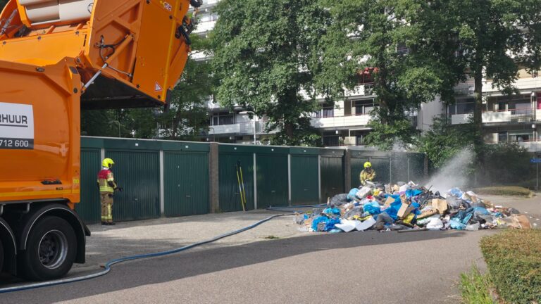 Afval op straat gestort na brand in vuilniswagen