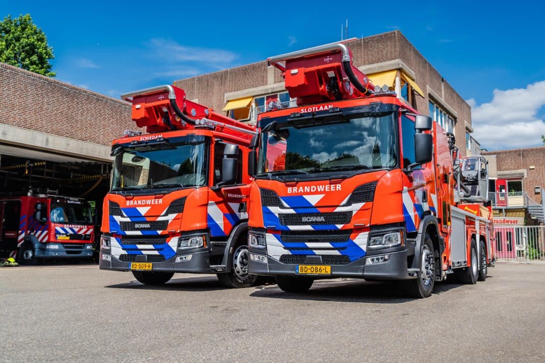 De nieuwe hoogwerkers van de kazerne Slotlaan en Schiedam