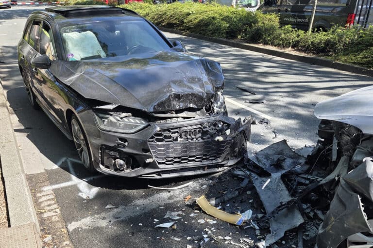 Twee auto's hebben flinke schade na een ongeval op de Capelseweg