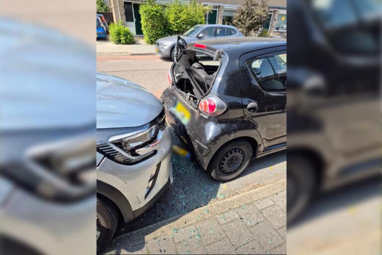 Door een foutje bij het inparkeren ontstond een kettingbotsing
