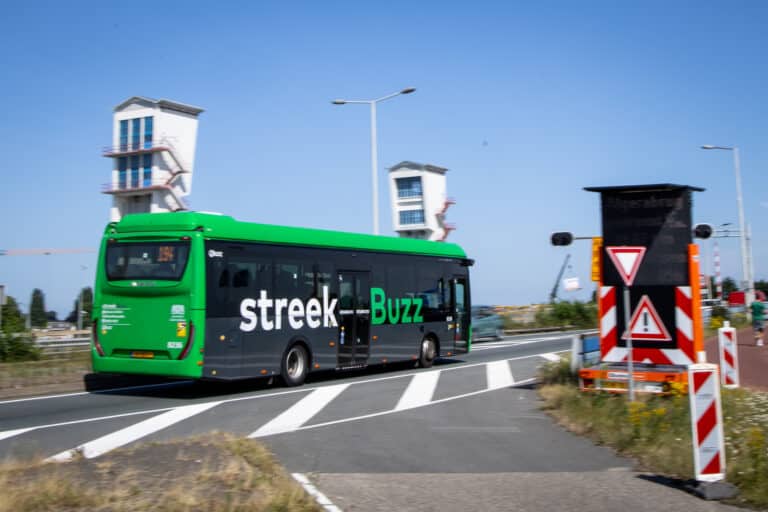 Een bus rijdt over de Algerabrug (N210)