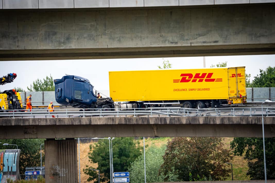 Een vrachtwagen botste tegen de vangrail op de A20