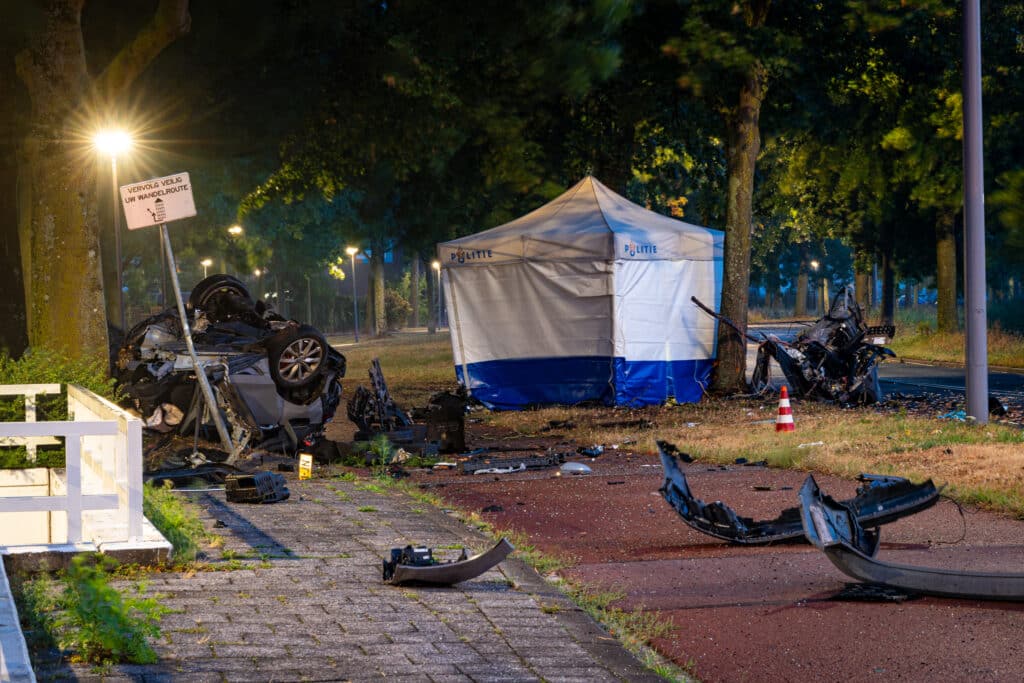 Auto breekt in tweeën bij fataal ongeval op Prins Alexanderlaan