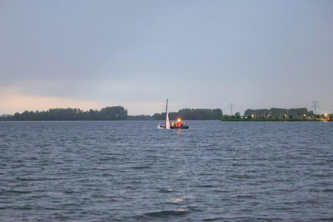 Drie mensen gered uit omgeslagen zeilboot op Zevenhuizerplas