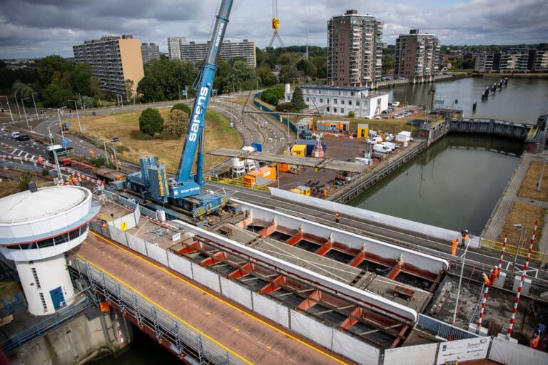 VIDEO | Brugdek Algerabrug uit constructie gehesen