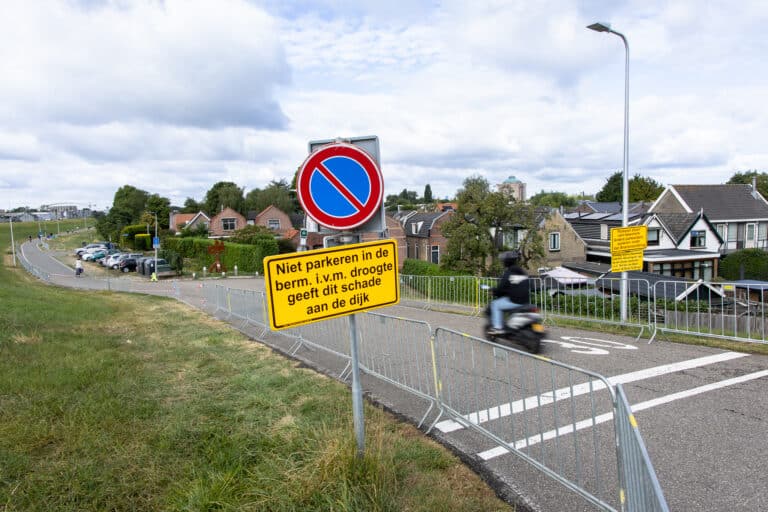 Hekken langs Nijverheidstraat om parkeeroverlast tegen te gaan
