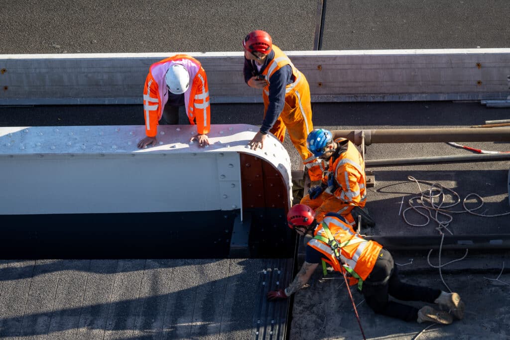 VIDEO | Nieuw brugdek in Algerabrug gehesen