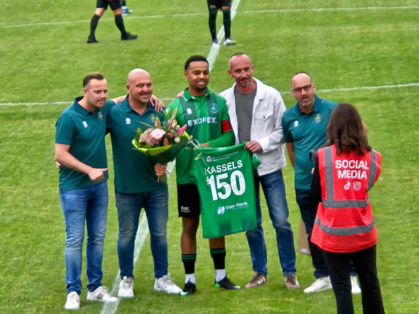 Vooraf werd aanvaller Joshua Kassels gehuldigd vanwege zijn 150e wedstrijd voor VV Capelle @Eelco de Bruin