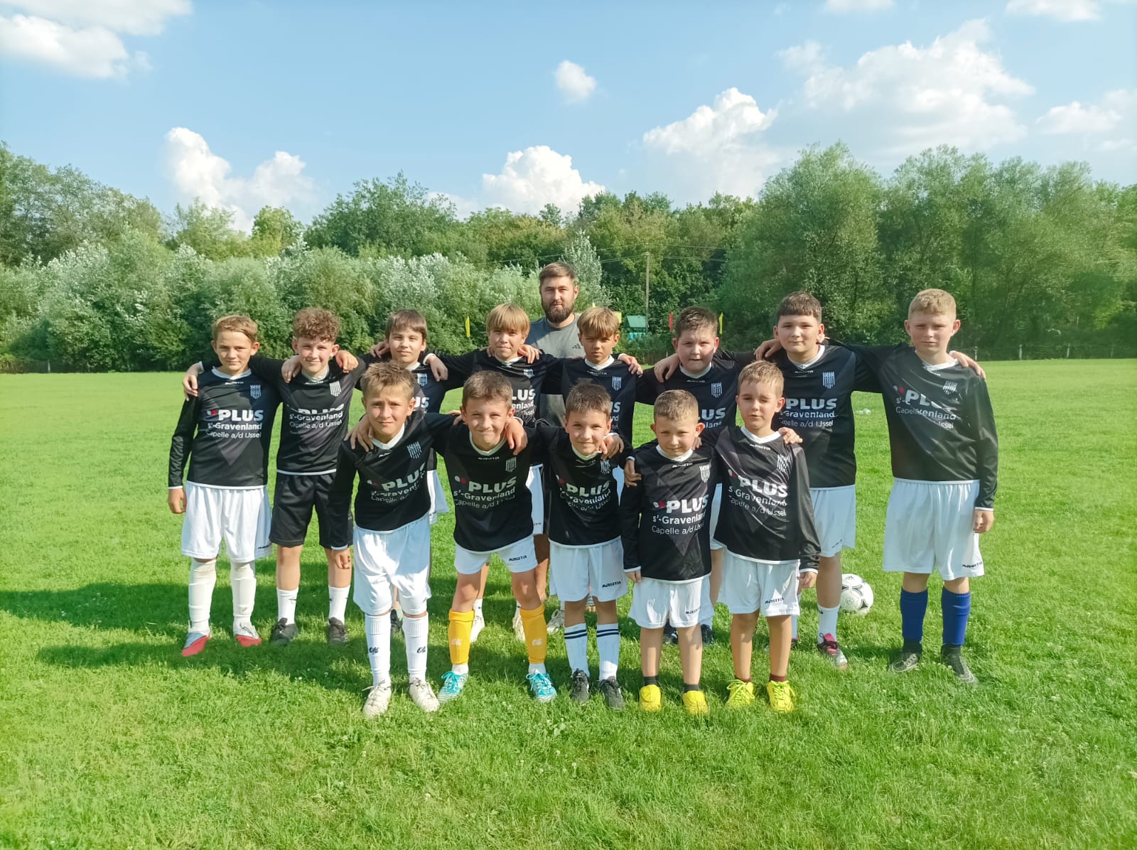 Teamfoto van de jeugdspelers in Oekraïne met hun nieuwe CKC-tenues. Bron: Stichting Breath