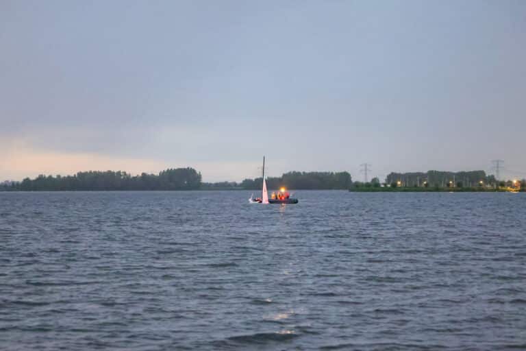 Drie mensen gered uit omgeslagen zeilboot op Zevenhuizerplas