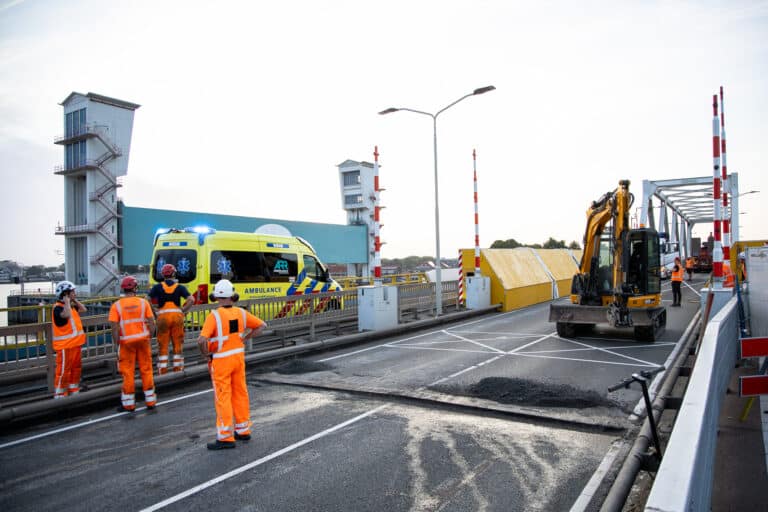 Bestuurder negeert afsluiting en rijdt over Algerabrug