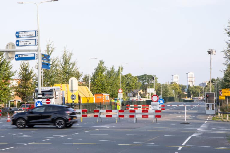 Ondanks afsluiting toch auto’s op Algerabrug: “extra verkeersregelaars ingezet”