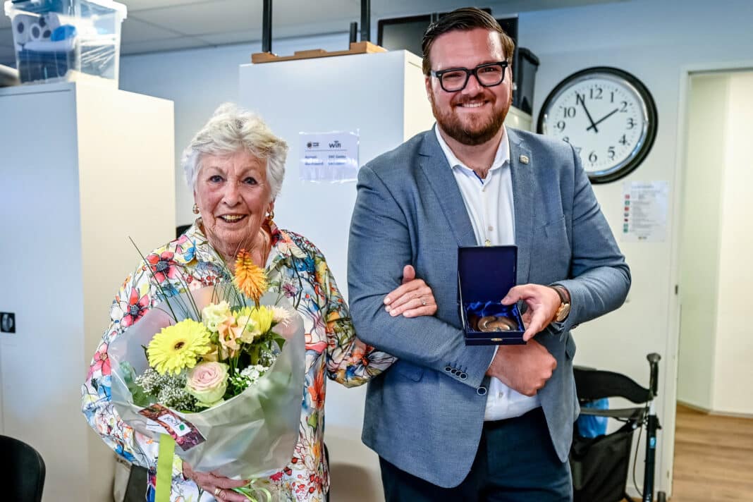 Midi Romer ontvangt een Capels Compliment