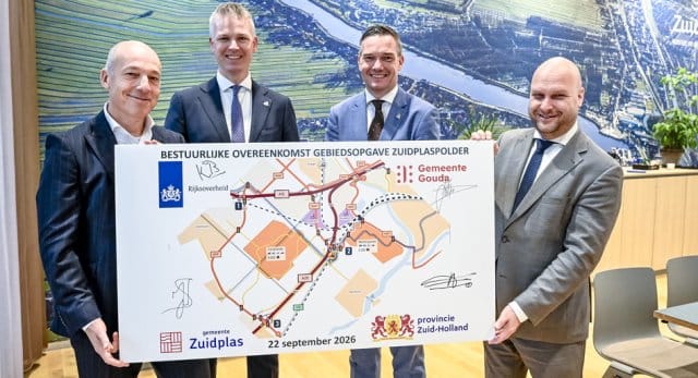 Ondertekening bestuurlijke overeenkomst Mobiliteitsmaatregelen Gebiedsopgave Zuidplaspolder” door (van links naar rechts) Directeur-Generaal Mobiliteit namens het Ministerie van Infrastructuur en Waterstaat C. van der Burg, Gedeputeerde namens de Provincie Zuid-Holland A.J. van Dijken, Wethouder namens de gemeente Gouda R. Verkuijl en Wethouder namens de gemeente Zuidplas J.W. Schuurman.