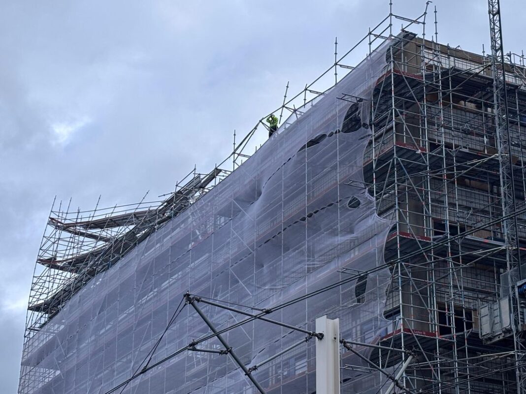 Deel bouwsteiger stort in door harde wind bij flat in Rotterdam-Alexander (Foto: Mediapartner Omroep Rijnmond)