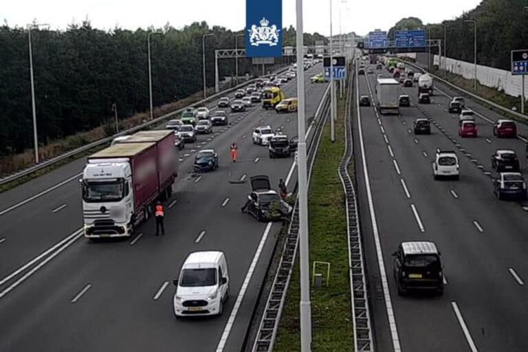 Meerdere rijstroken op A20 dicht na ongeval met meerdere voertuigen