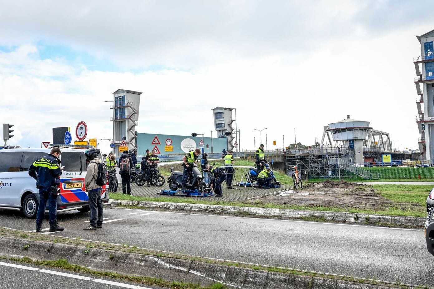 De politie hield een verkeerscontrole gericht op fatbikes en scooters bij de Algeraweg in Capelle aan den IJssel (Fotograaf: Gemeente Capelle / Jan Kok)