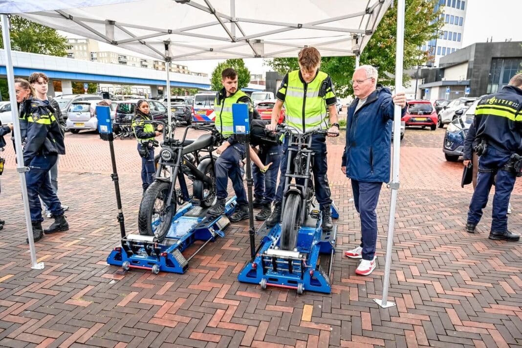 De politie hield een verkeerscontrole gericht op fatbikes en scooters bij de Lijstersingel in Capelle aan den IJssel (Fotograaf: Gemeente Capelle / Jan Kok)