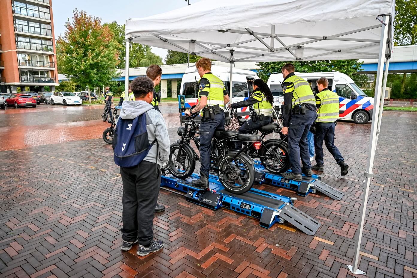 De politie hield een verkeerscontrole gericht op fatbikes en scooters bij de Lijstersingel in Capelle aan den IJssel (Fotograaf: Gemeente Capelle / Jan Kok)