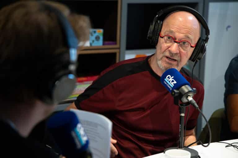 Theo (73) leerde op latere leeftijd beter lezen en schrijven, vertelt hij in de podcast 'Dwars door de regio'