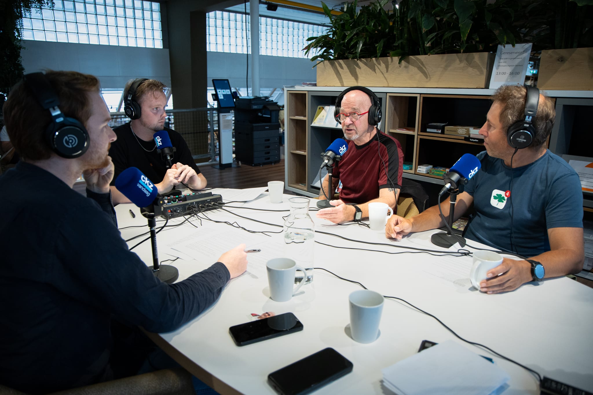 Theo (73) leerde op latere leeftijd beter lezen en schrijven, vertelt hij in de Podcast van CKZ Vandaag