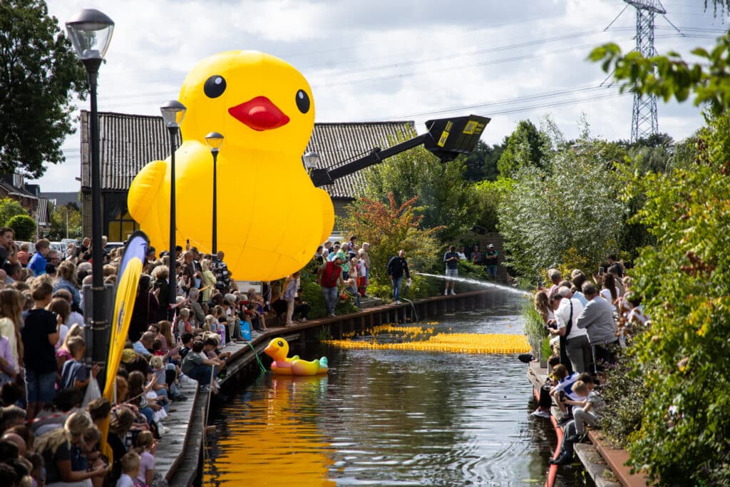 Gele invasie tijdens Oogstfeest: badeendjes halen 27.147,50 euro op voor goed doel