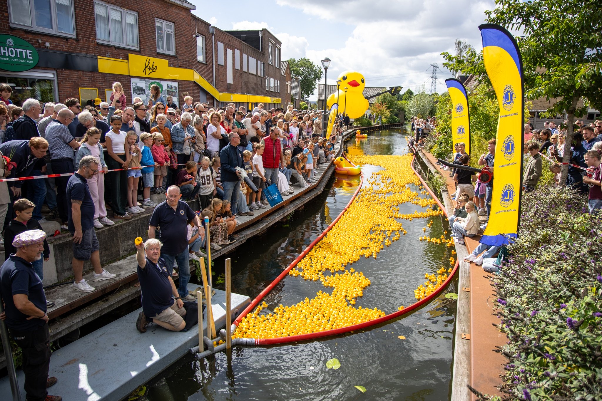 6.000 badeendjes leveren ruim 27.000 euro op voor kinderzorghuis Onder de Wieken tijdens Oogstfeest