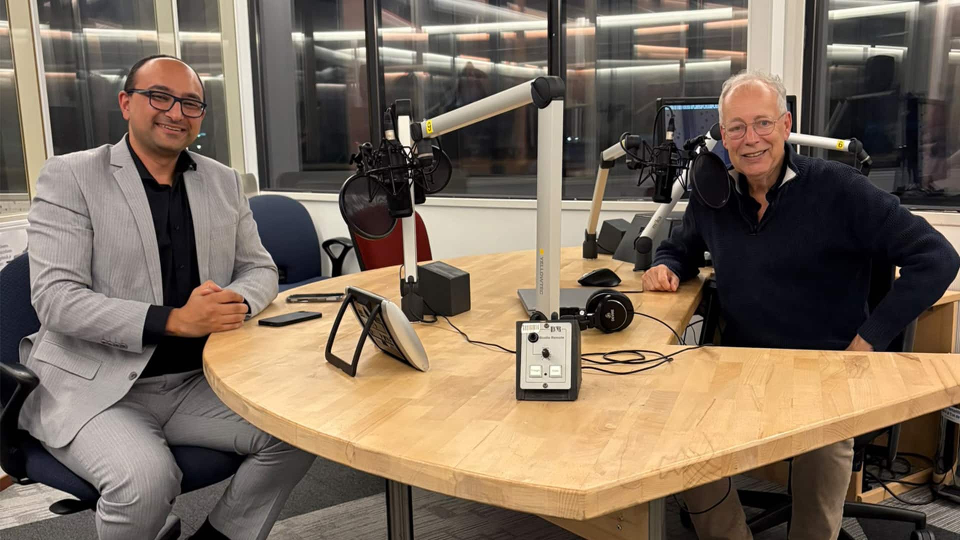 Burgerraadslid Sherwin Safavi Nic van de Capelse VVD op bezoek in de radiostudio van CKZ Vandaag