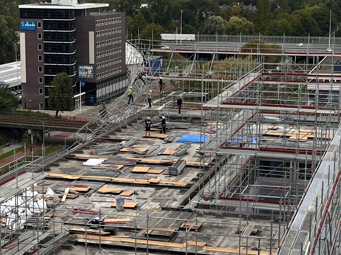 Deel bouwsteiger stort in door harde wind bij flat in Rotterdam-Alexander (Foto: Mediapartner Omroep Rijnmond) 
