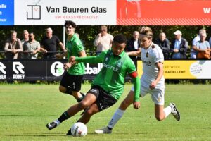 VV Capelle-aanvaller Joshua Kassels in actie tegen HVV (Foto: Annemiek van Dillen)