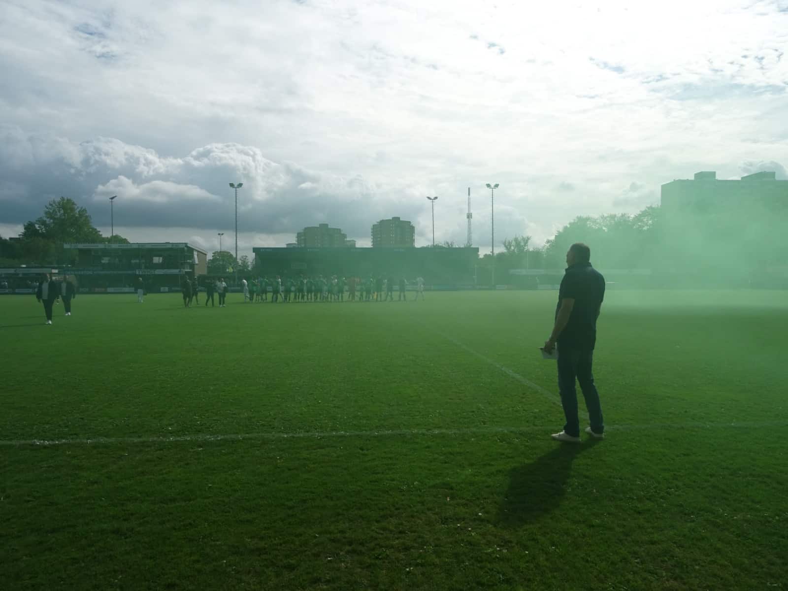 Voor de aftrap zorgde een groep jonge Capelle-supporters, die zich ‘Capelle Jugend’ noemt, voor extra sfeer op Sportpark ’t Slot. (Foto: Leen de Koning) 
