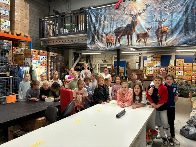 Leerlingen Het Kompas helpen stichting Kracht door Delen