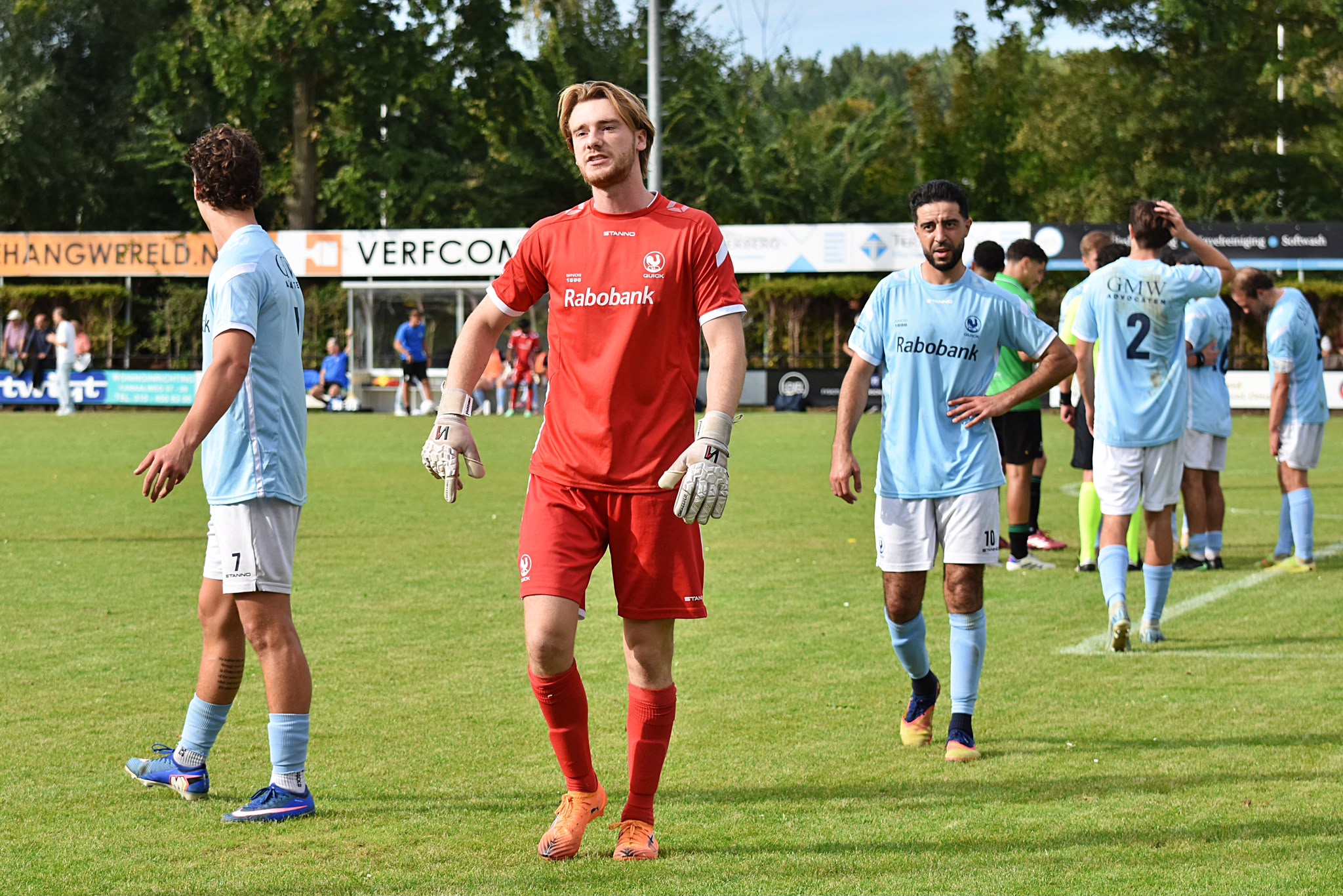 Quick-doelman Oosterveer verlaat het veld na een rode kaart. Foto: Annemiek van Dillen.