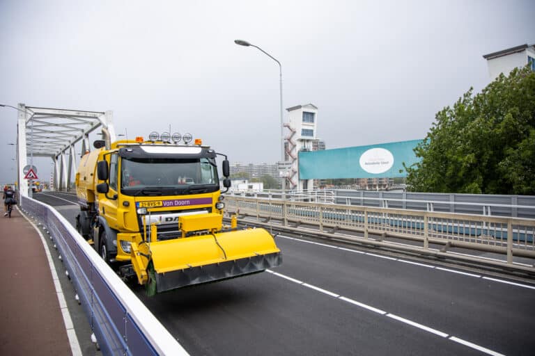Een veegwagen op de Algerabrug
