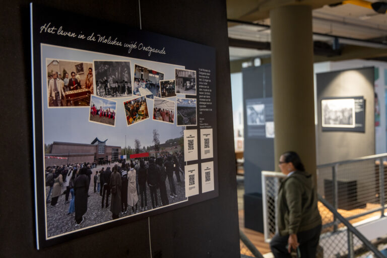 Expositie vertelt gedeelde geschiedenis van 75 jaar Molukkers in Nederland: “We zijn hartstikke rijk aan cultuur”