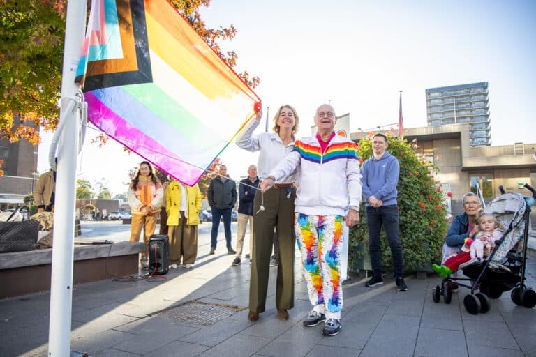 Regenboogvlag gehesen bij gemeentehuis: “Ook in Krimpen aan den IJssel mag je er zijn als LHBTI’er”