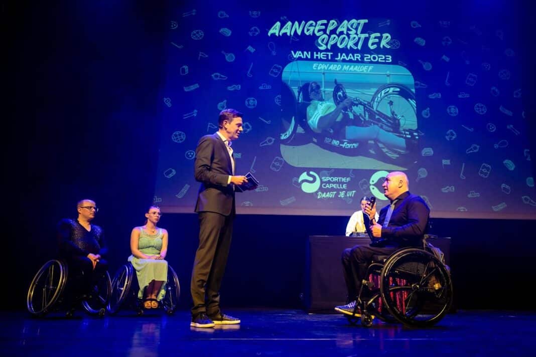 Edward Maalouf met de prijs die hij in 2023 ontving tijdens de Capelse Sport Awards. Hij werd uitgeroepen tot Aangepast Sporter van het Jaar. Foto: Instagram Edward Maalouf