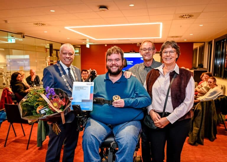 Dennis Marck ontvangt een Capels Compliment uit handen van burgemeester Manusama