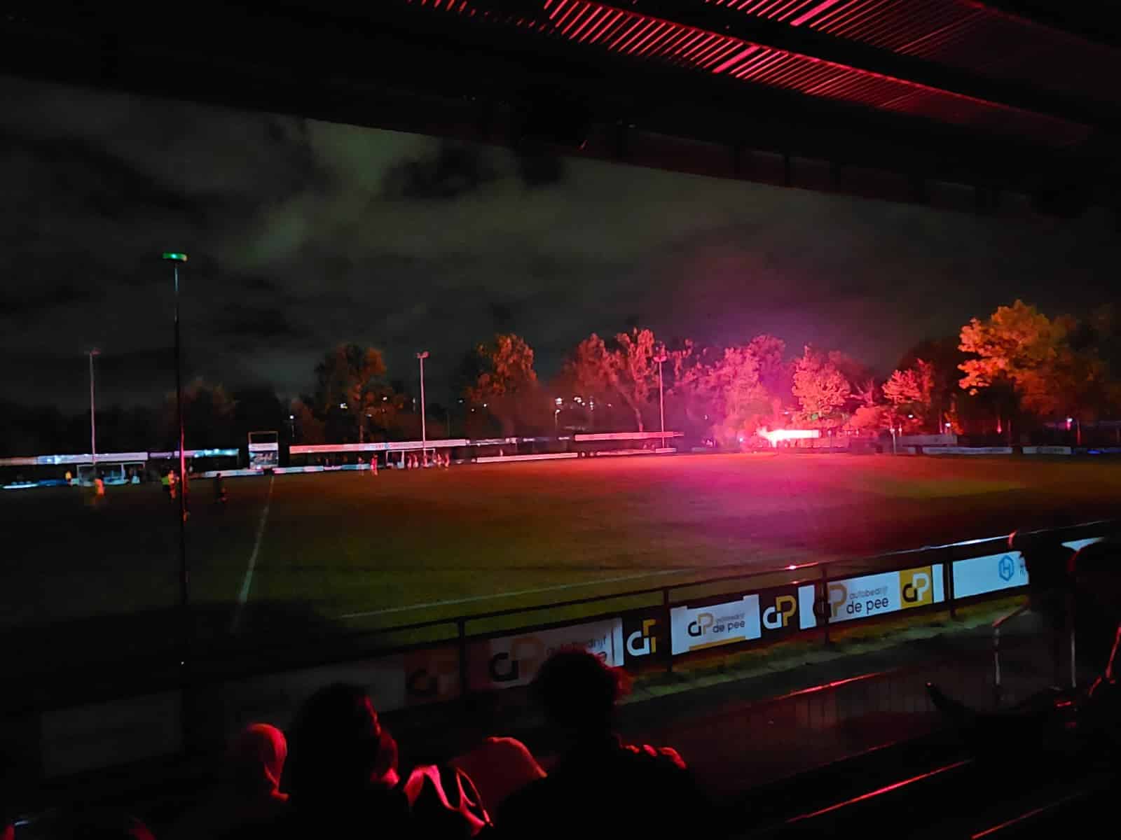 Tijdens de tweede helft viel plotseling de veldverlichting op Sportpark ’t Slot uit. De bekerwedstrijd tussen VV Capelle en Spijkenisse lag daardoor enkele minuten stil